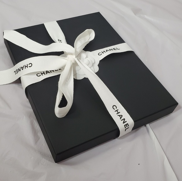 Brand New 2023 authentic Chanel 5 crystal cc pearly long necklace - Picture 3 of 16